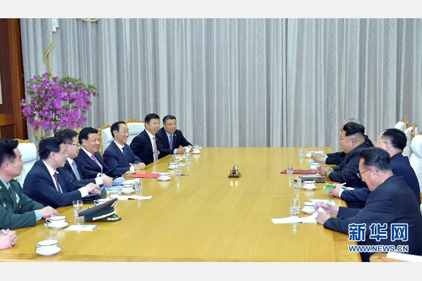 10月9日，中共中央政治局常委、中央書記處書記劉云山在平壤百花園迎賓館會見朝鮮勞動黨第一書記金正恩。 新華社記者 李濤 攝 