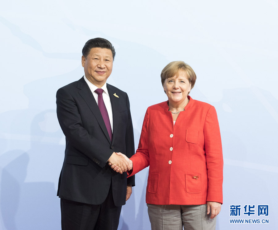 7月7日，二十國(guó)集團(tuán)領(lǐng)導(dǎo)人第十二次峰會(huì)在德國(guó)漢堡舉行。國(guó)家主席習(xí)近平出席并發(fā)表題為《堅(jiān)持開(kāi)放包容　推動(dòng)聯(lián)動(dòng)增長(zhǎng)》的重要講話。這是峰會(huì)開(kāi)始前，習(xí)近平受到德國(guó)總理默克爾迎接。新華社記者 李學(xué)仁 攝 