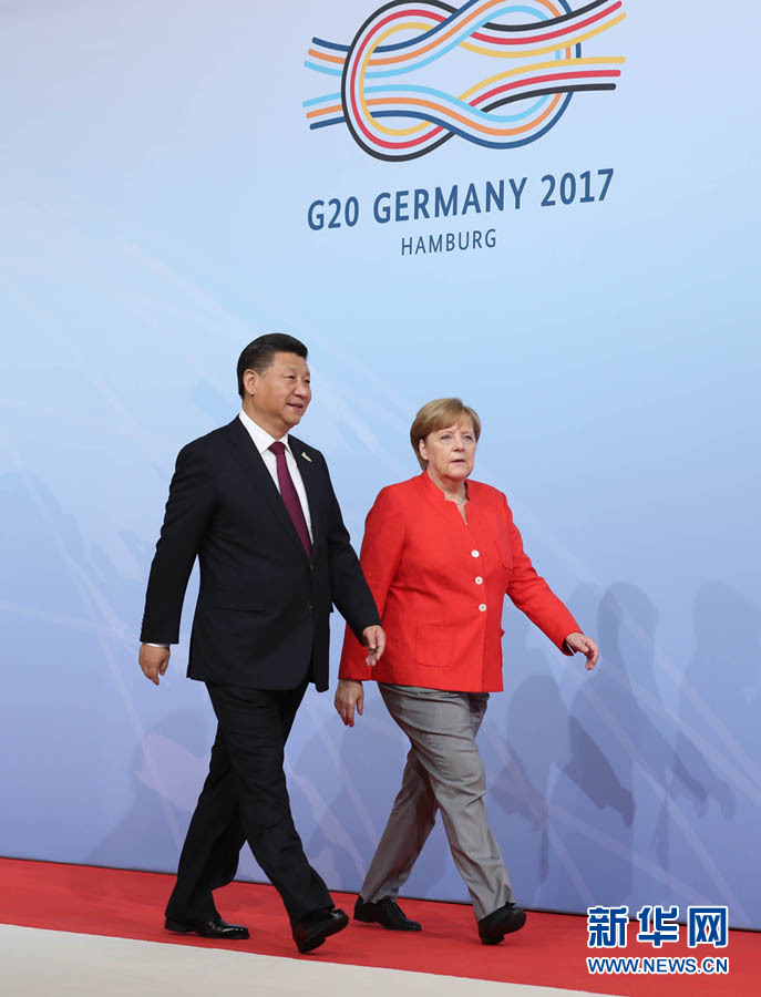 7月7日，二十國(guó)集團(tuán)領(lǐng)導(dǎo)人第十二次峰會(huì)在德國(guó)漢堡舉行。國(guó)家主席習(xí)近平出席并發(fā)表題為《堅(jiān)持開(kāi)放包容　推動(dòng)聯(lián)動(dòng)增長(zhǎng)》的重要講話。這是峰會(huì)開(kāi)始前，習(xí)近平受到德國(guó)總理默克爾迎接。新華社記者 劉衛(wèi)兵 攝 