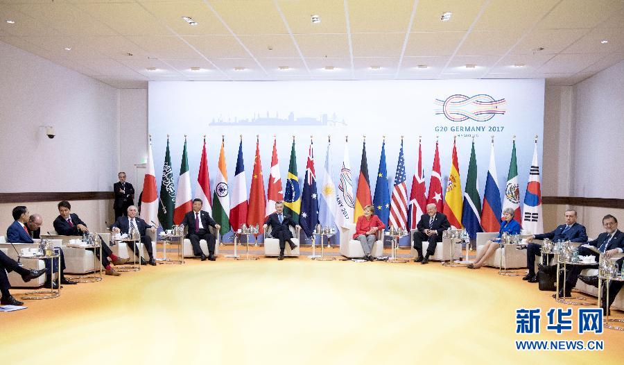 7月7日，二十國(guó)集團(tuán)領(lǐng)導(dǎo)人第十二次峰會(huì)在德國(guó)漢堡舉行。國(guó)家主席習(xí)近平出席并發(fā)表題為《堅(jiān)持開(kāi)放包容　推動(dòng)聯(lián)動(dòng)增長(zhǎng)》的重要講話。這是峰會(huì)前，習(xí)近平出席二十國(guó)集團(tuán)峰會(huì)領(lǐng)導(dǎo)人座談會(huì)。新華社記者 李學(xué)仁 攝 