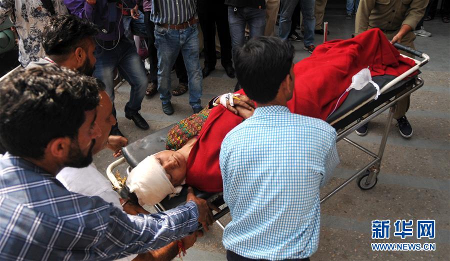 (XHDW)(2)印控克什米爾地區(qū)一客車(chē)墜谷至少15人死亡