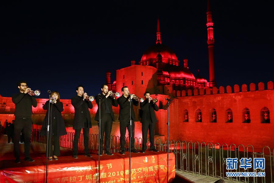 (國(guó)際)(1)“中國(guó)紅”海外閃爍 慶春節(jié)年味正濃