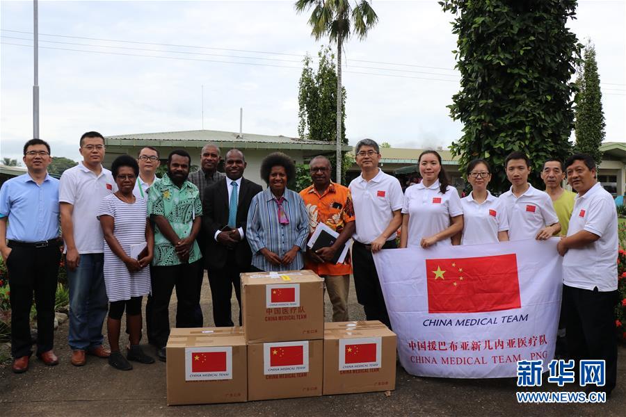 (國際·“一帶一路”高峰論壇·圖文互動)(3)通訊:樹蔭下的診療室——記中國援巴新醫(yī)療隊