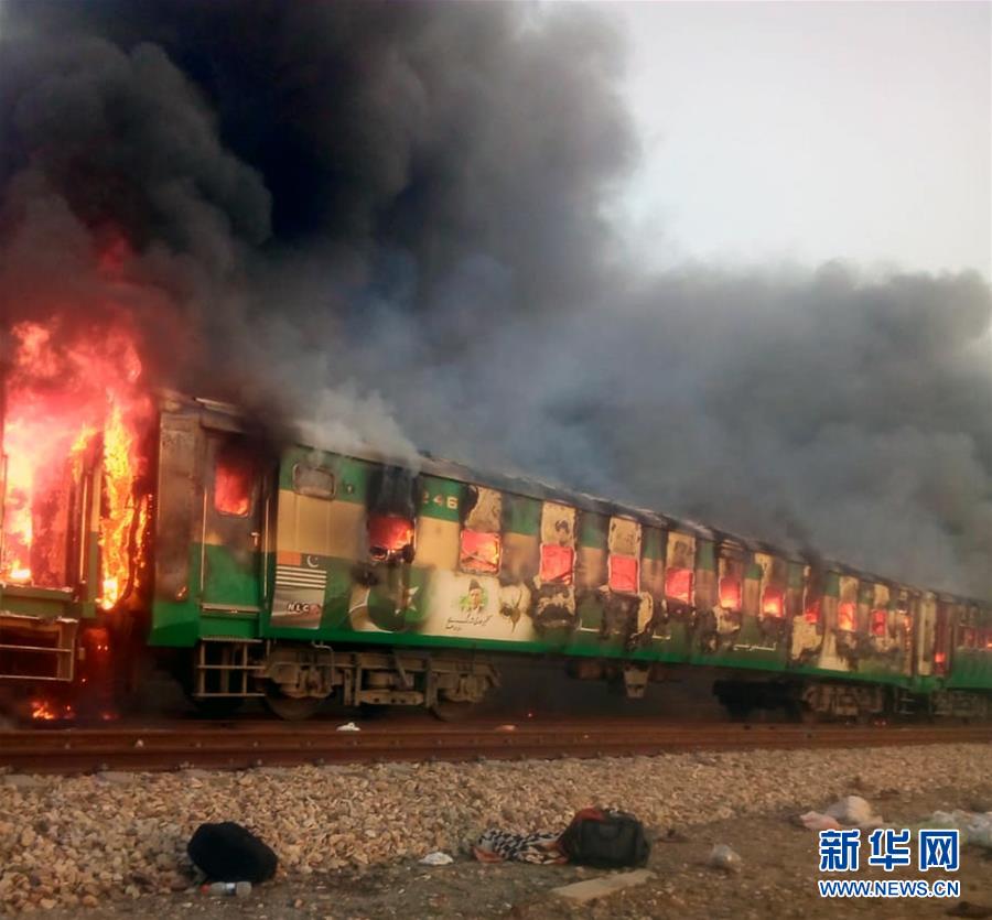 (國際)(5)巴基斯坦一旅客列車起火 導(dǎo)致至少65人死亡