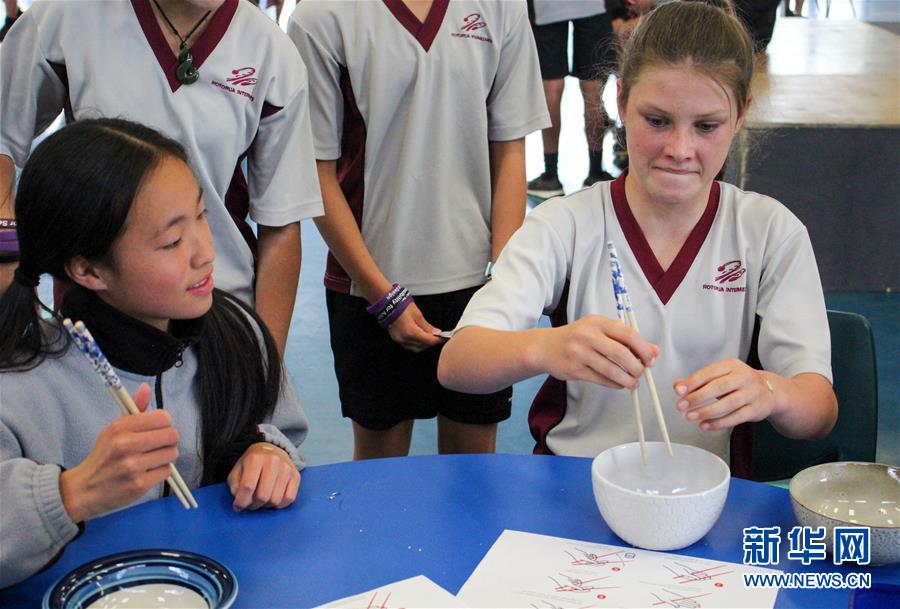 （國際·圖文互動）（4）通訊：“Kia Ora，都來吧，漢語學(xué)習(xí)發(fā)了芽”——新西蘭羅托魯阿初級中學(xué)中文助教的夢想