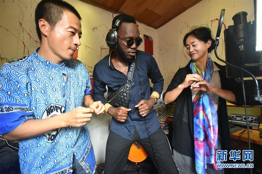 (國際·圖文互動)(3)通訊:《中喀一家人》——贈別中國醫(yī)療隊員的非洲旋律