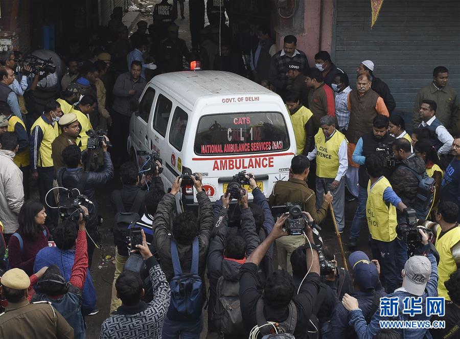 (國際)(2)印度一商業(yè)樓發(fā)生火災致32人死亡