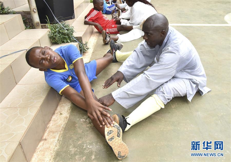 （國際·圖文互動(dòng)）（8）通訊：“我也曾混跡街頭，終于靠習(xí)武自立”——喀麥隆人姆巴的武術(shù)情緣