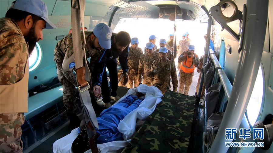 (國際)(3)中國維和直升機(jī)分隊(duì)緊急轉(zhuǎn)運(yùn)岡比亞重病維和警察