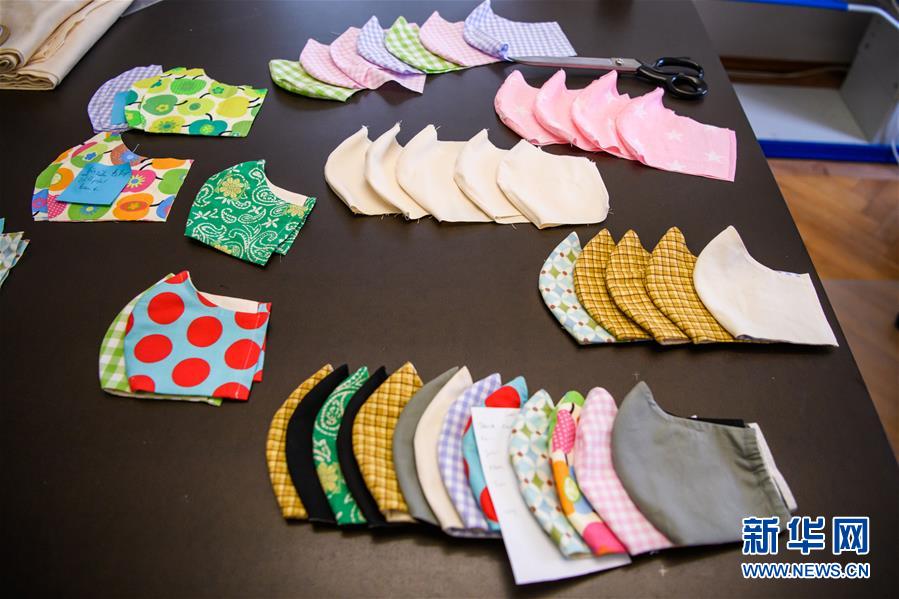 (國際疫情)(1)德國特勞恩施泰因:自制口罩