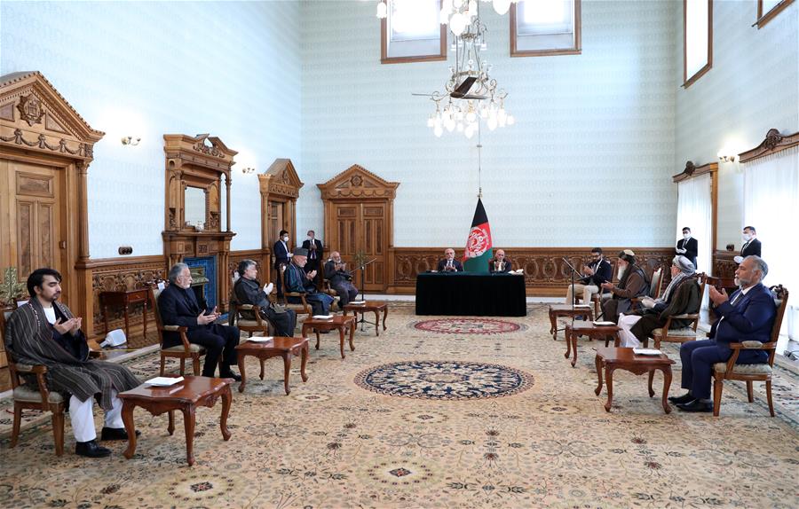 (圖文互動(dòng))(5)阿富汗總統(tǒng)加尼與競(jìng)選對(duì)手阿卜杜拉簽署權(quán)力分配協(xié)議