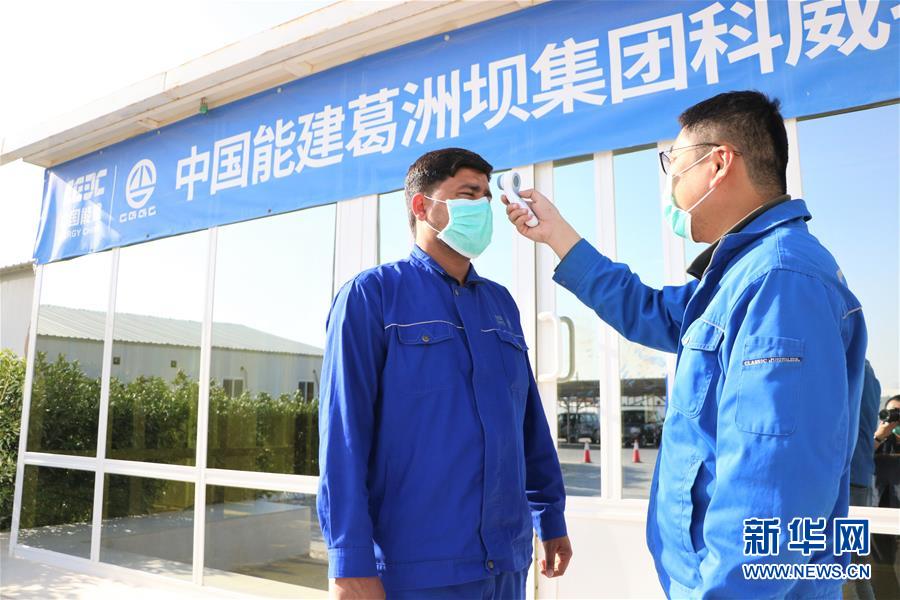 （國際疫情·圖文互動）（6）通訊：防疫、生產(chǎn)兩不誤，沙漠現(xiàn)“棋盤”——記中企承建科威特住房基建項目
