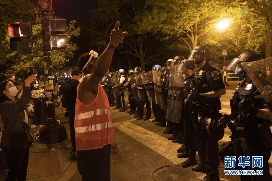 (國際)(1)美國白宮外警察和示威者發(fā)生沖突和對峙