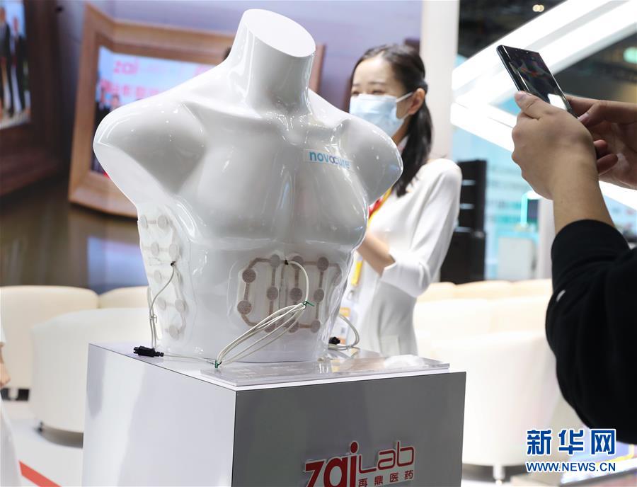 （第三屆進(jìn)博會·圖文互動(dòng)）（2）新疫苗、新療法，進(jìn)博會最“火爆”展區(qū)見聞