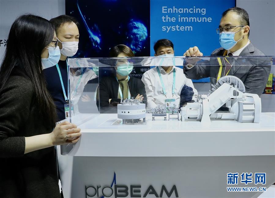 （第三屆進(jìn)博會·圖文互動(dòng)）（6）新疫苗、新療法，進(jìn)博會最“火爆”展區(qū)見聞