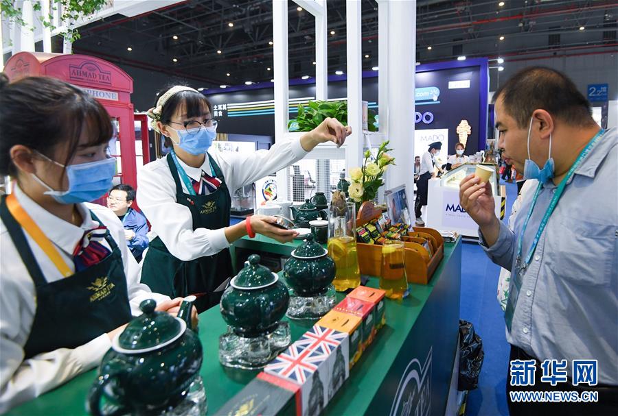 (第三屆進博會·圖文互動)(2)全球“寶藏級”美食薈萃——進博會食品及農(nóng)產(chǎn)品館遍藏世間珍饈