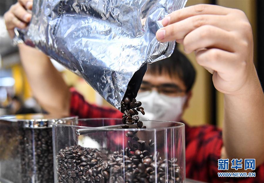 (第三屆進博會·圖文互動)(3)全球“寶藏級”美食薈萃——進博會食品及農(nóng)產(chǎn)品館遍藏世間珍饈