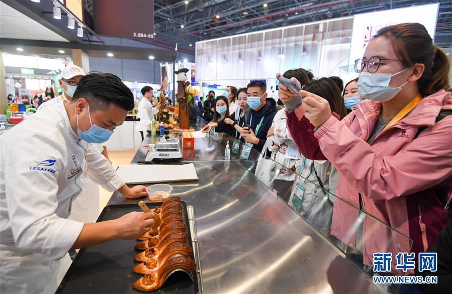 (第三屆進博會·圖文互動)(7)全球“寶藏級”美食薈萃——進博會食品及農(nóng)產(chǎn)品館遍藏世間珍饈