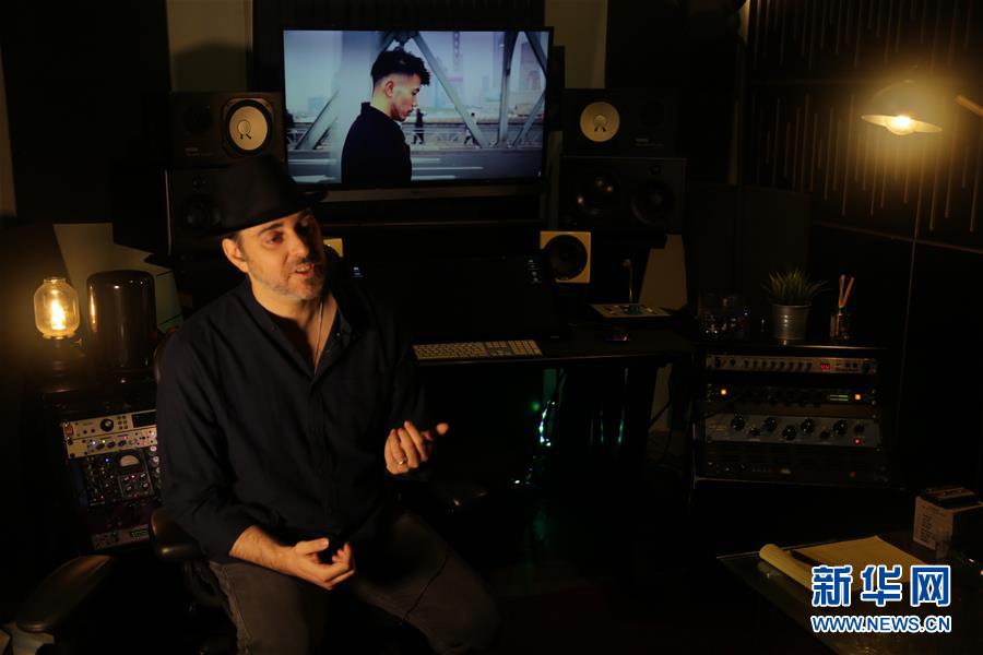 (海外抗疫故事·圖文互動)(1)通訊:用原創(chuàng)音樂支持中國抗擊新冠疫情的以色列歌手