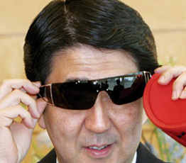 2015，安倍會(huì)繼續(xù)"暴走"嗎？