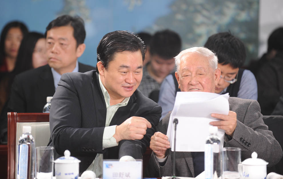 新華網(wǎng)董事長、總裁田舒斌與軍事科學院原副院長糜振玉在現(xiàn)場交流