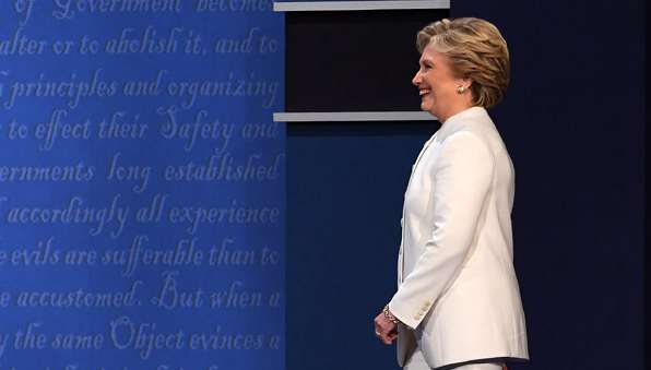 “郵件門”發(fā)酵：希拉里的“水門丑聞”還是FBI非法干政？