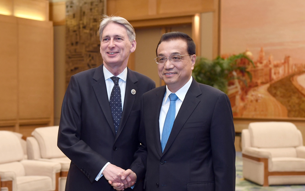 李克強(qiáng)會(huì)見(jiàn)英國(guó)首相特使、財(cái)政大臣哈蒙德