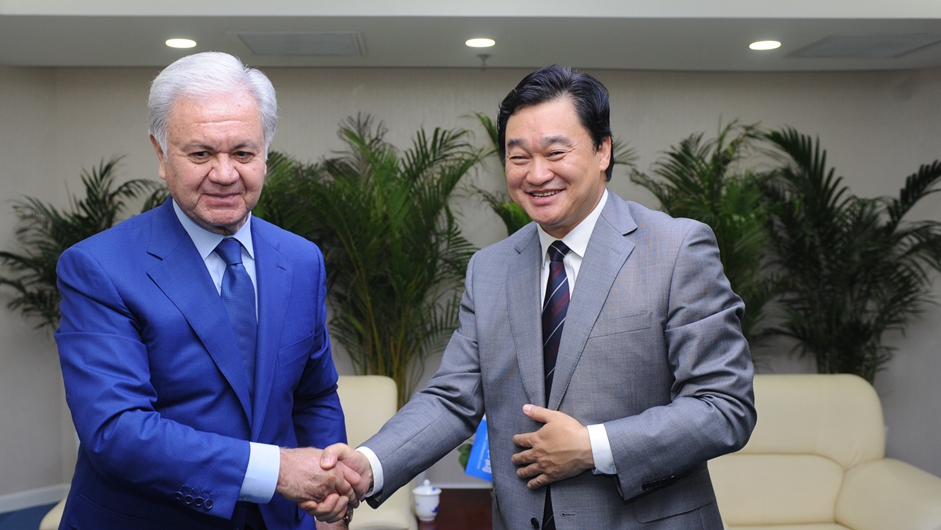 新華網(wǎng)董事長、總裁田舒斌與上海合作組織秘書長阿利莫夫親切握手