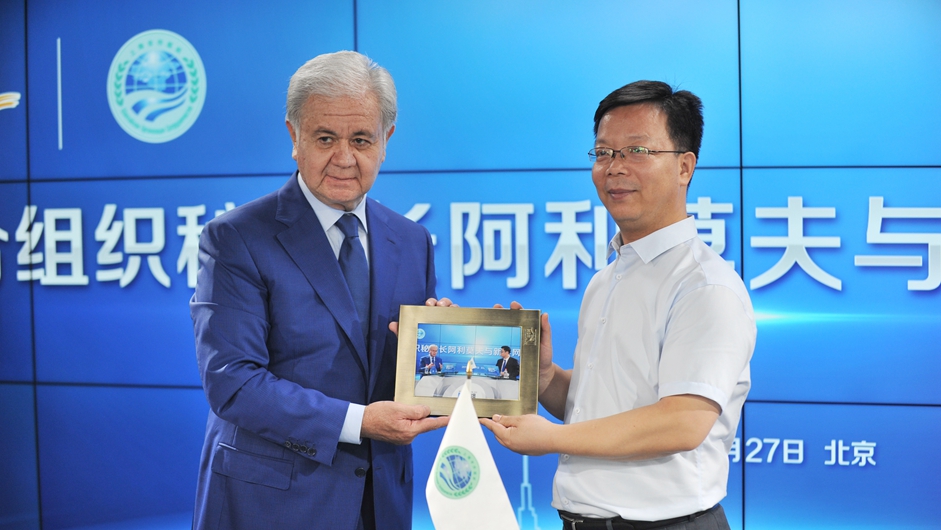 新華網(wǎng)副總編輯劉加文向上海合作組織秘書長阿利莫夫贈(zèng)送訪談現(xiàn)場(chǎng)照片
