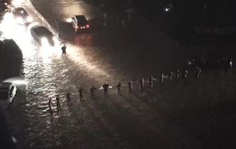 暴雨中的“最美人墻”找到了！