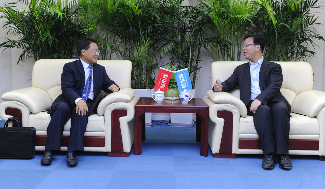 新華網黨委常委、副總編輯劉加文在訪談前會見李勇