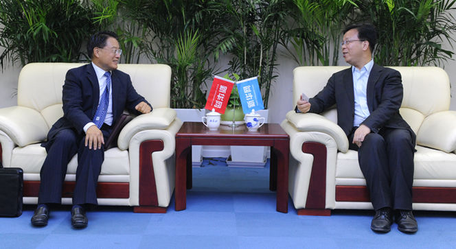 新華網黨委常委、副總編輯劉加文在訪談前會見李勇