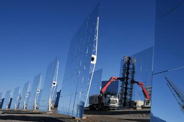 甘肅敦煌:清潔定日鏡 提高反射率