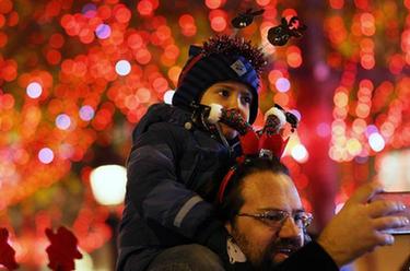 巴黎:香街點(diǎn)燈