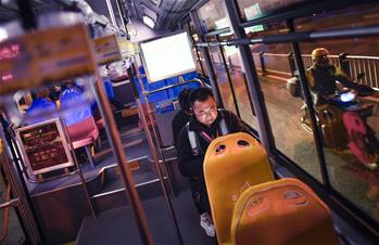 夜深了，他們還沒睡