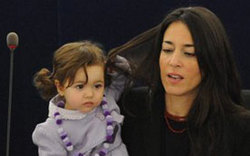 “小萌女”成歐洲議會會議?？?高清組圖)